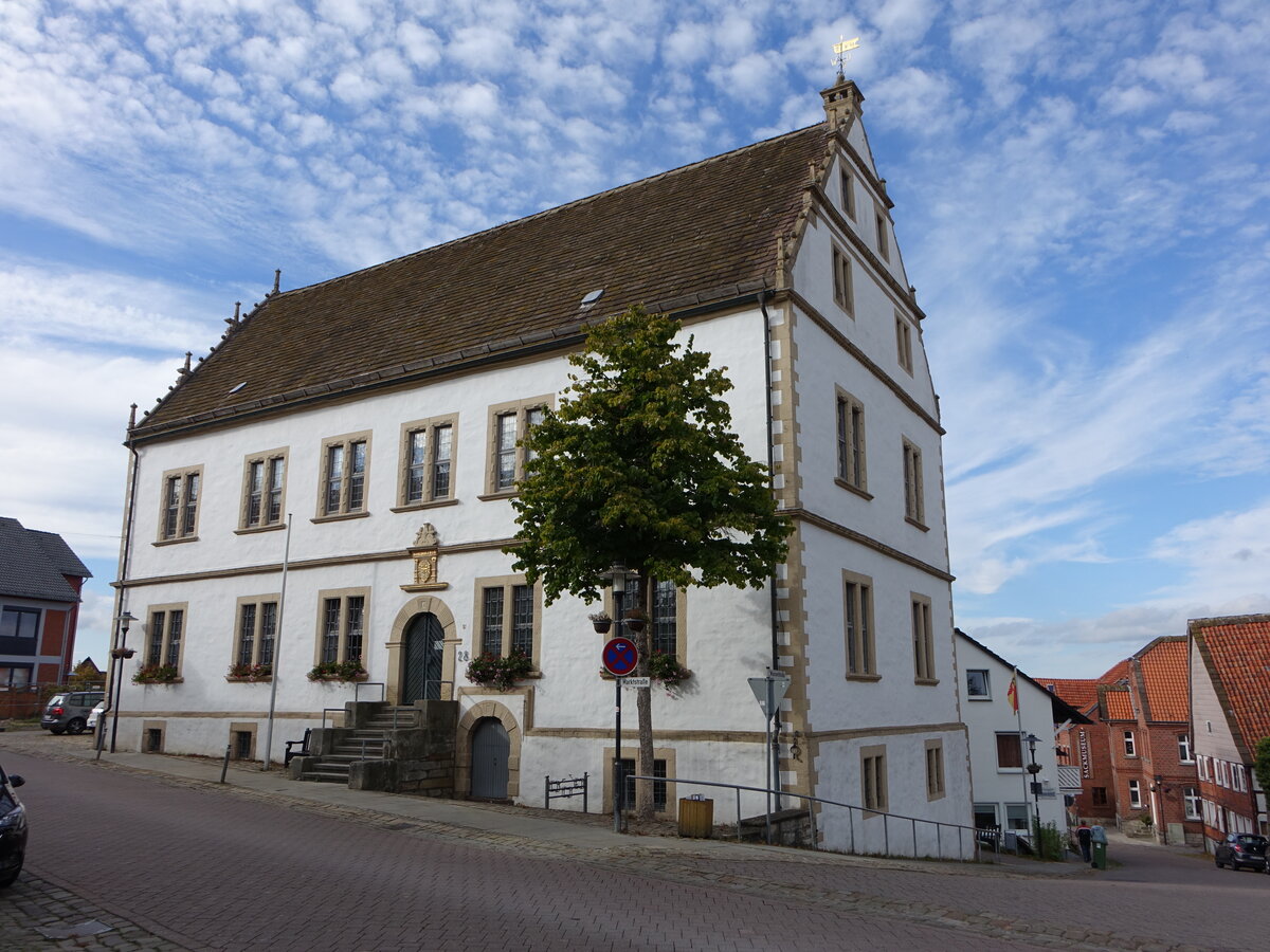 Nieheim, Rathaus im Stil der Weserrenaissance, erbaut 1610 (05.10.2021)
