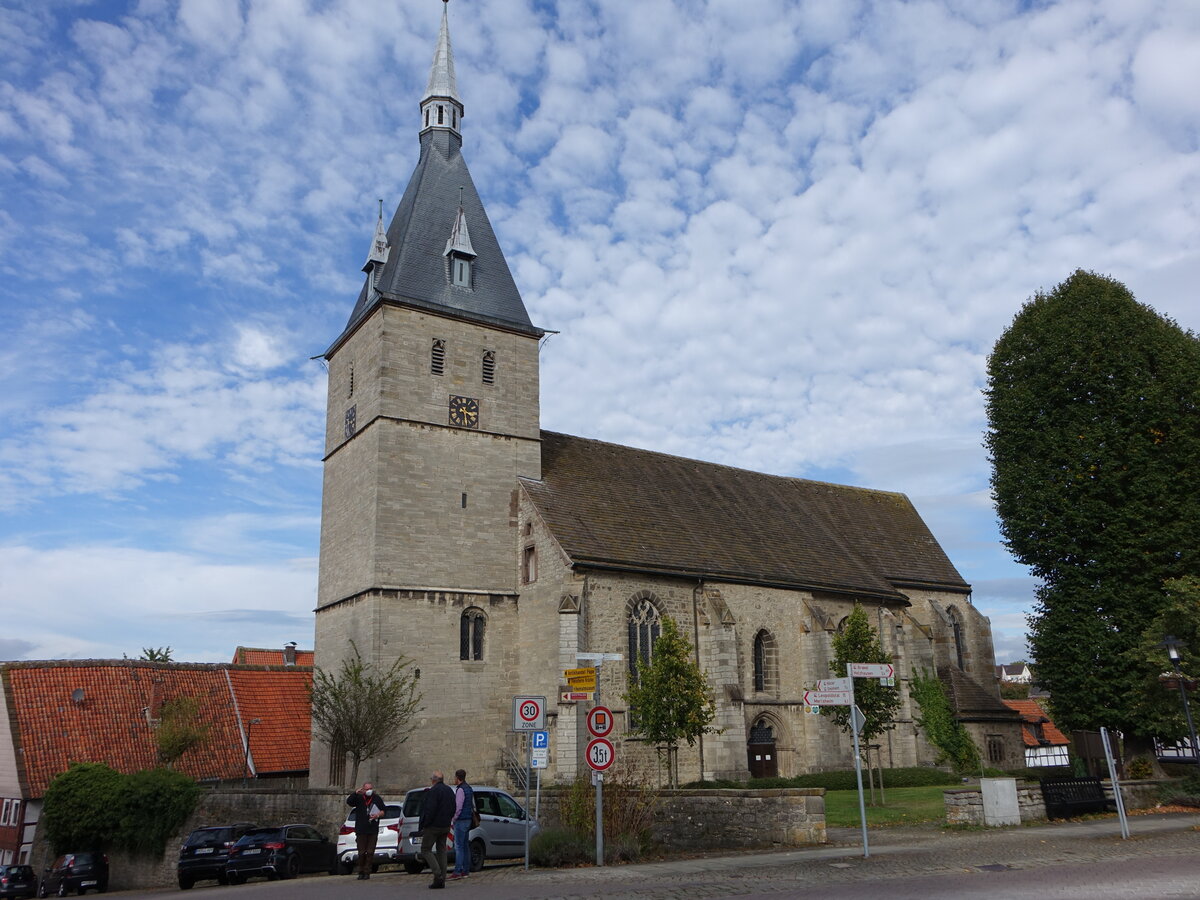 Nieheim, St. Nikolaus Kirche, dreijochige Hallenkirche mit Westturm, erbaut Ende des 13. Jahrhundert (05.10.2021)
