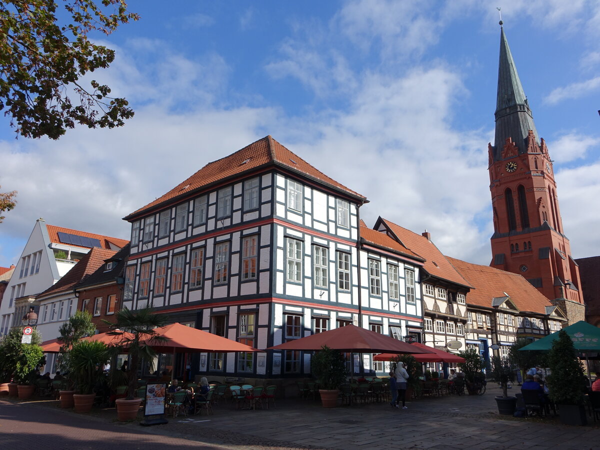 Nienburg / Weser, Fachwerkhuser und St. Martin Kirche in der kleinen Kirchstrae (07.10.2021)