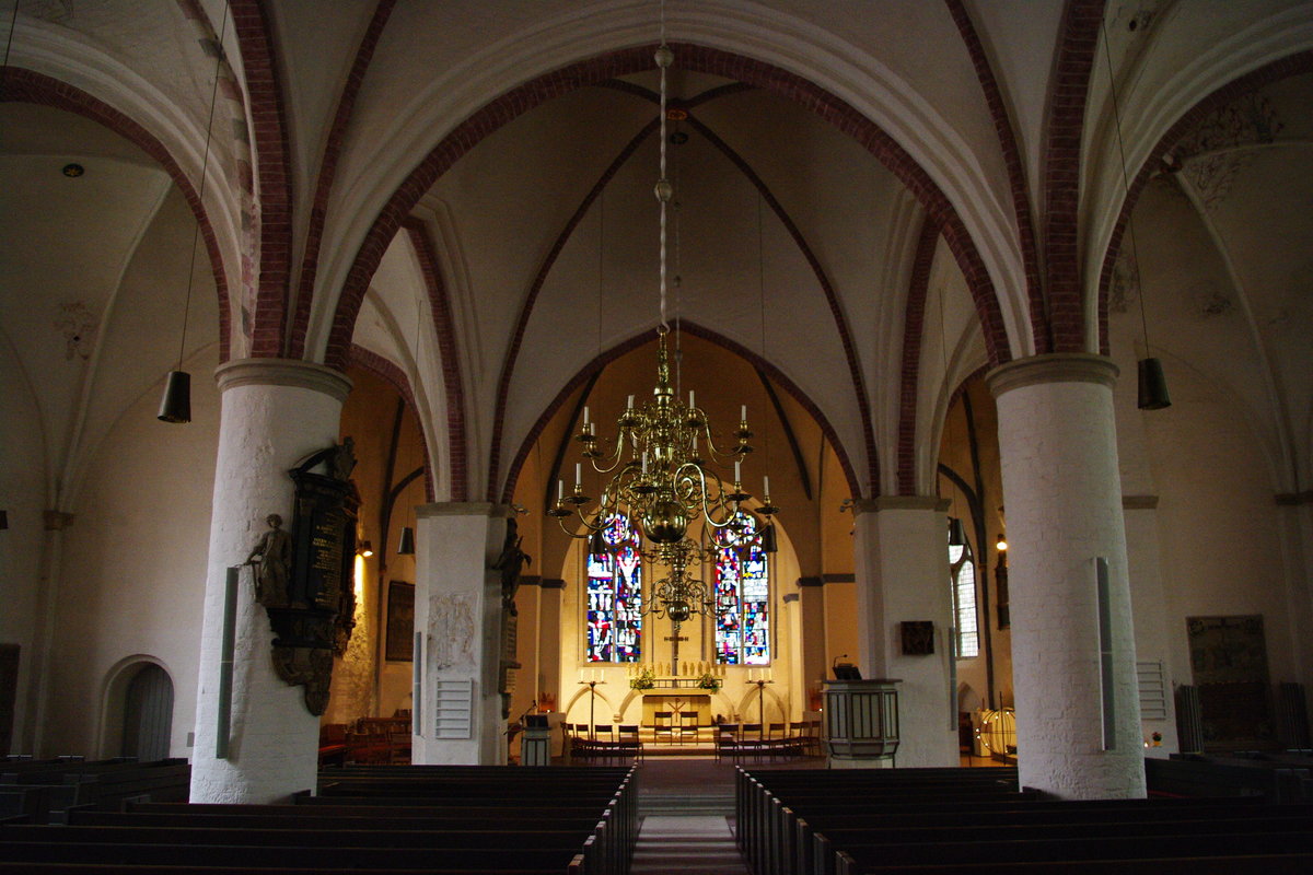 Nienburg, dreischiffiger Innenraum der Ev. Pfarrkirche St. Martin, Altar mit zwlf ausdrucksvollen kleinen Apostelfiguren aus Sandstein (14.05.2010) 