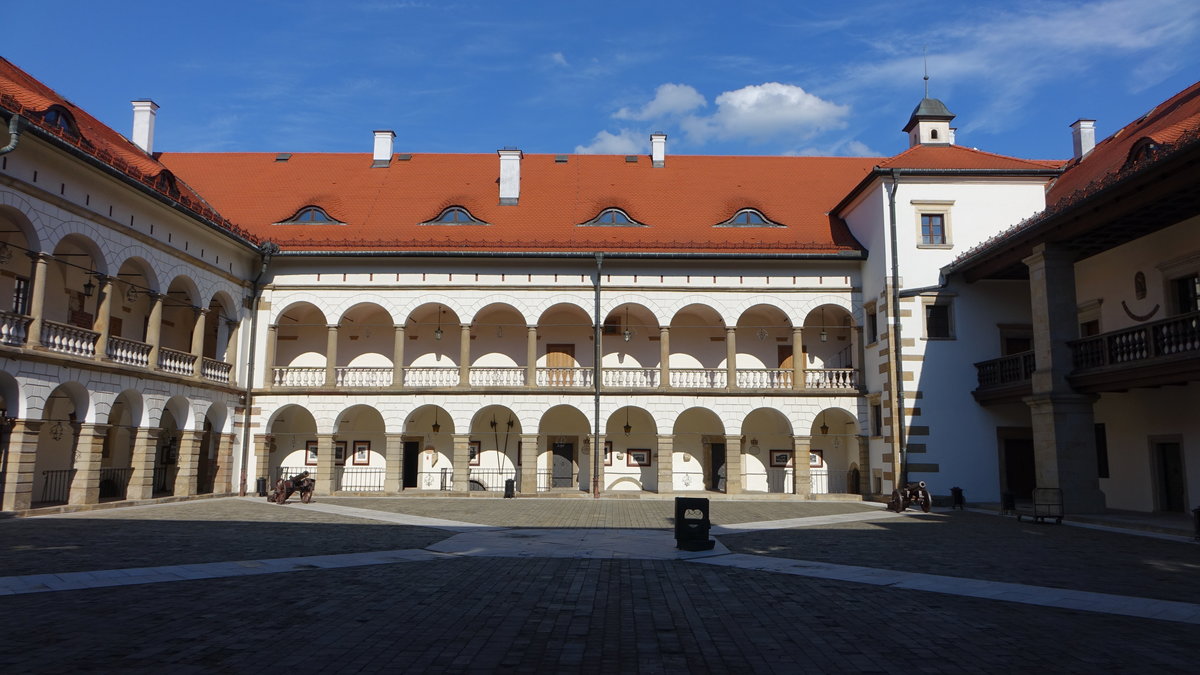 Niepołomice, Arkadeninnenhof im Renaissance Schloss (03.09.2020)