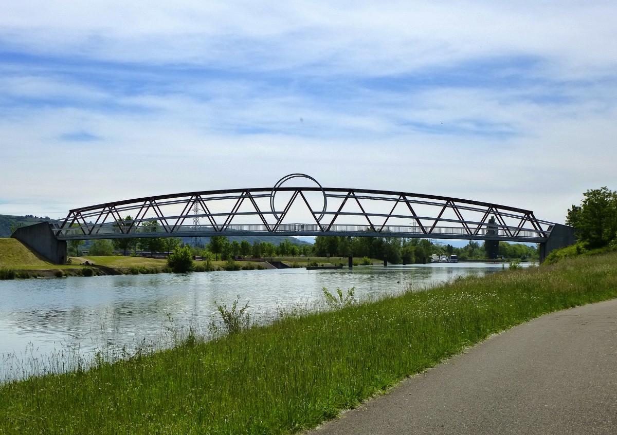 Niffer im Elsa, die Fugngerbrcke ber den Rhein-Rhone-Kanal, Mai 2014