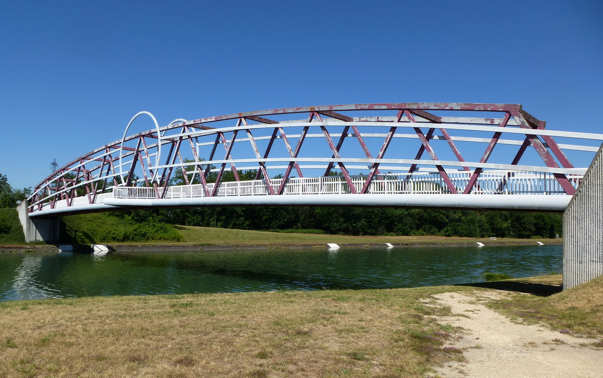 Niffer im Oberelsaß, die Brücke für Fußgänger und Radfahrer über den Rhein-Rhone-Kanal, Juli 2018