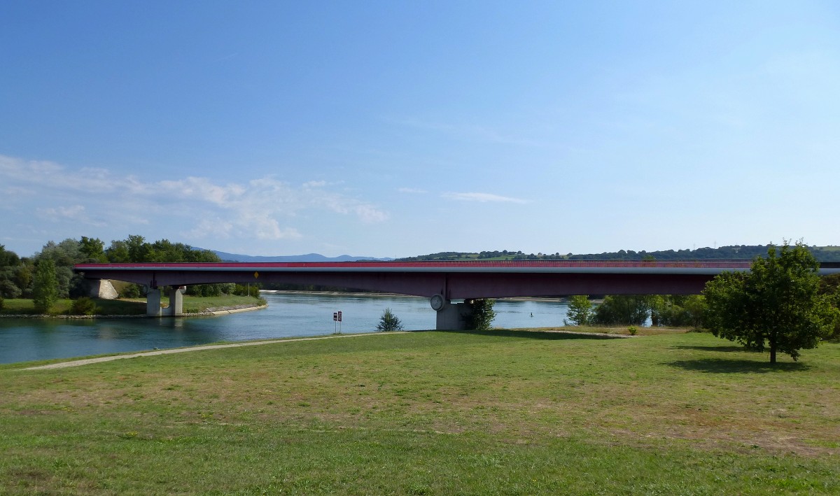 Niffer, die Straßenbrücke der D468 über den Rhein-Rhone-Kanal, Aug.2015