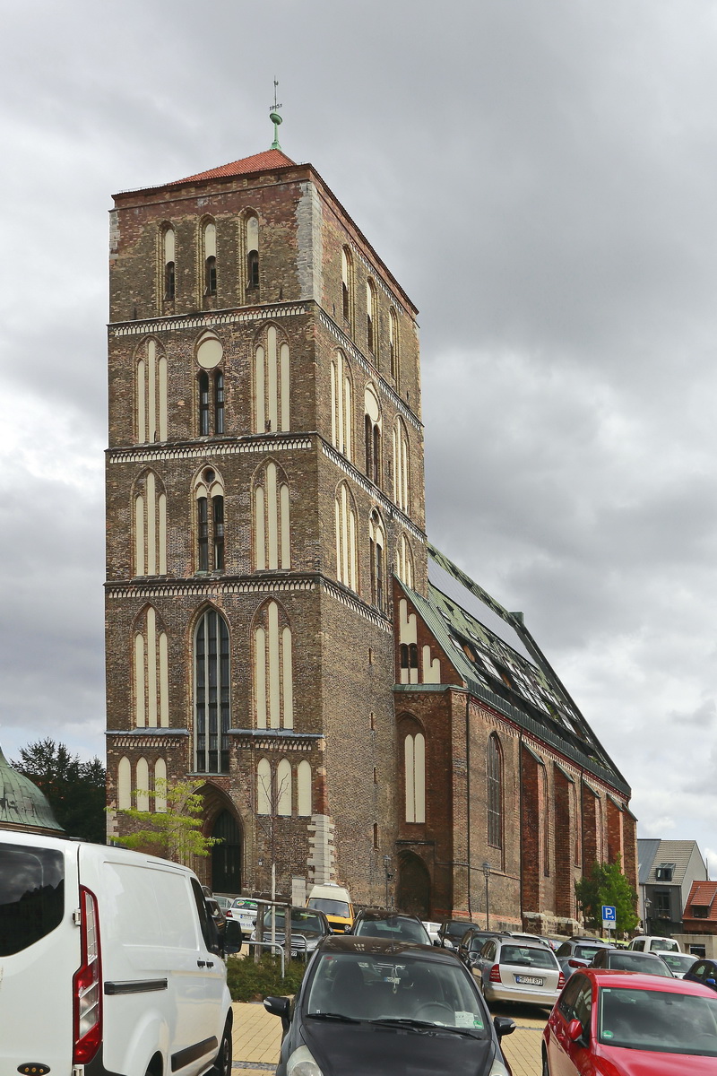 Nikolaikirche am 28. August 2018 in Rostock. Dieses Haus wurde umgebaut und im oberen Teil befinden sich Wohnungen, Bros und auch ein Fahrstuhl.