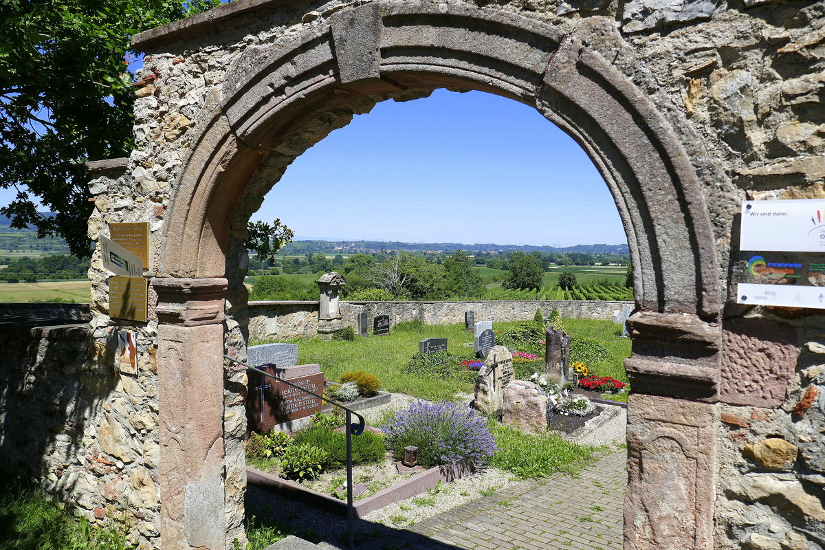 Nimburg, Eingang zum alten Friedhof an der Bergkirche, Juni 2020 