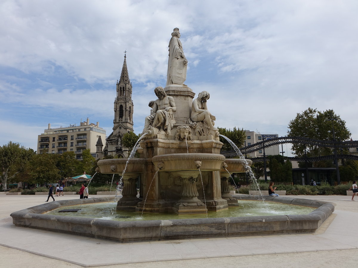 Nimes, Fontaine Pradler an der Esplanade Charles de Gaulle, dahinter die Kirche St. Perpetue (25.09.2017)