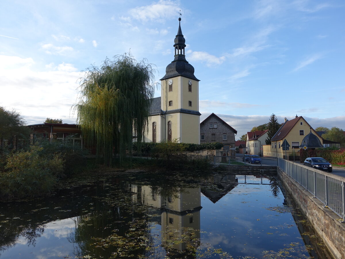 Nimritz, evangelische Kirche am Dorfteich, erbaut im 18. Jahrhundert (19.10.2022)