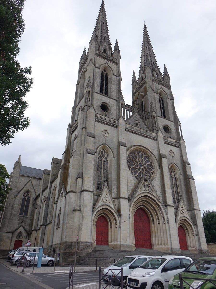 Niort, neugotische Saint-Andre Kirche, erbaut von 1855 bis 1863 durch den Architekten Segretain (14.07.2017)