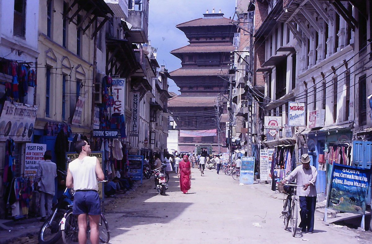 Nisthananda Mrg (Freak Street) in Kathmandu. Aufnahme: September 1988 (Bild vom Dia).
