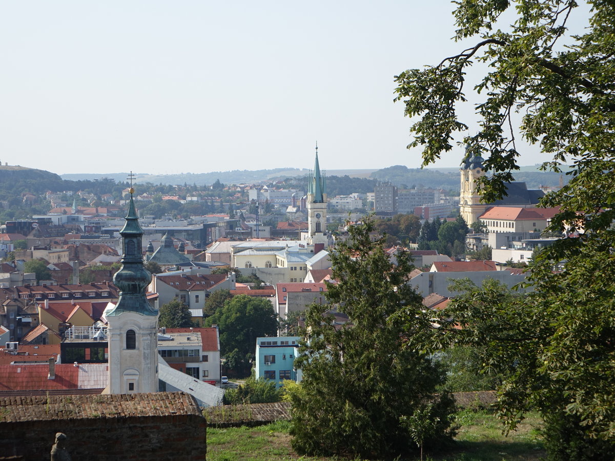 Nitra, Ausblick vom Burgberg auf die Altstadt mit St. Peter u. Paul Kirche und St. Ladislav Kirche (28.08.2019)