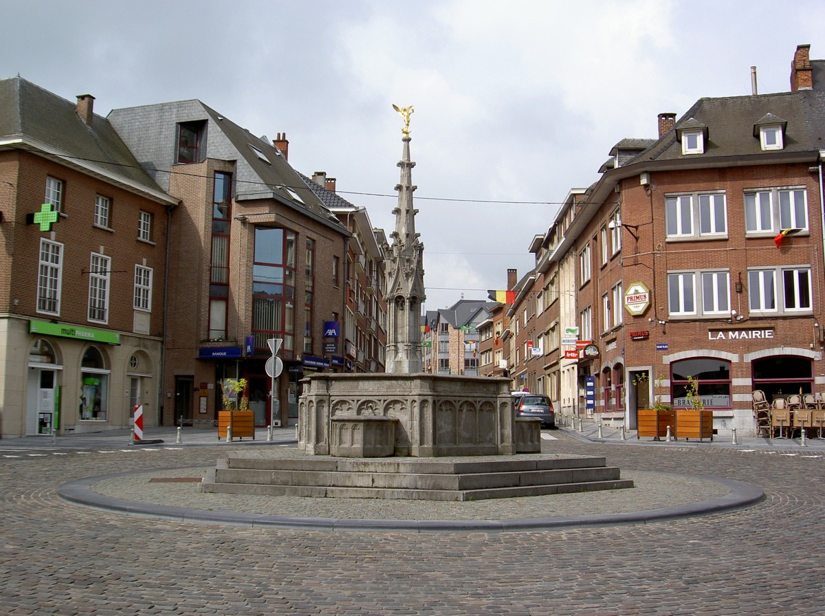 Nivelles, Fontaine du Perron am Marktplatz, erbaut 1523 im gotischen Stil (29.06.2014)