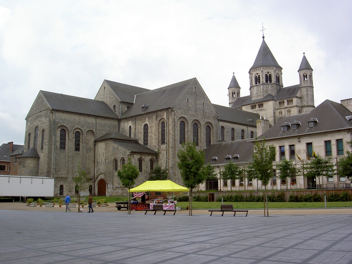 Nivelles, Stiftskirche St. Gertrud, erbaut von 1020 bis 1046, Westwerk aus dem 12. Jahrhundert, dreischiffige siebenjochige Pfeilerbasilika (29.06.2014)