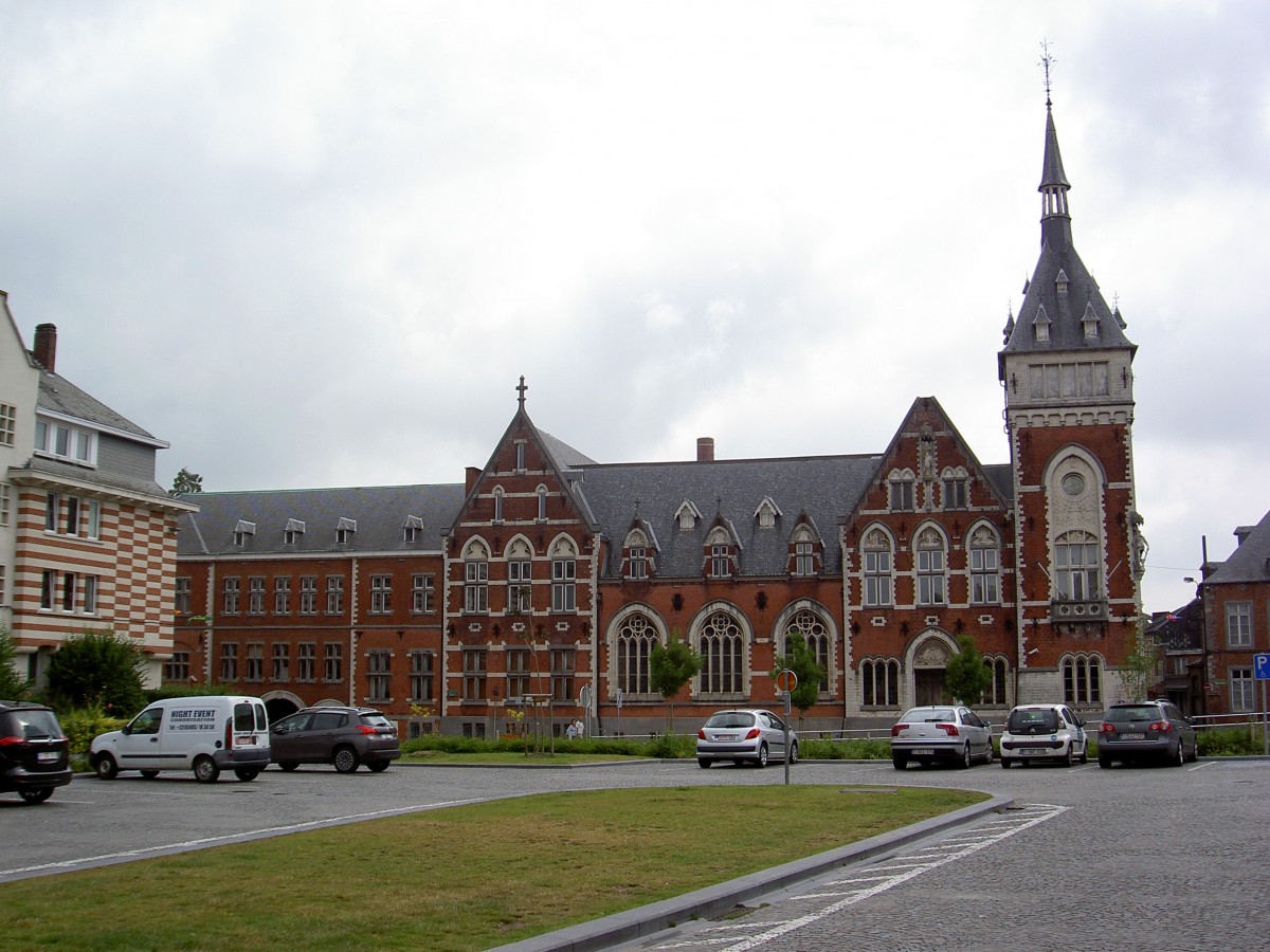 Nivelles, der im Stil des Historismus im 19. Jahrhundert erbaute Justizpalast (29.06.2014)