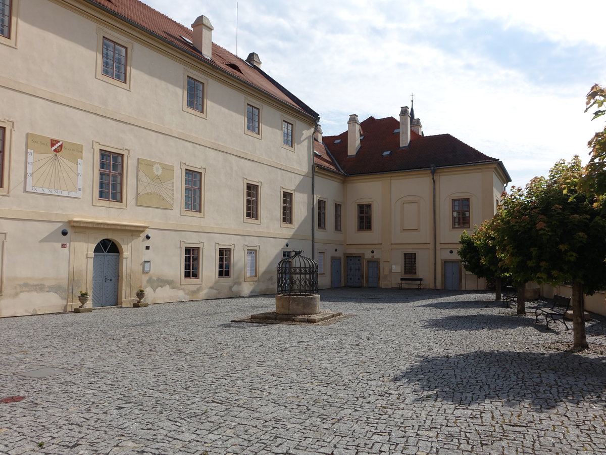 Nizbor / Miesenburg, Schloinnenhof aus dem 18. Jahrhundert (27.06.2020)