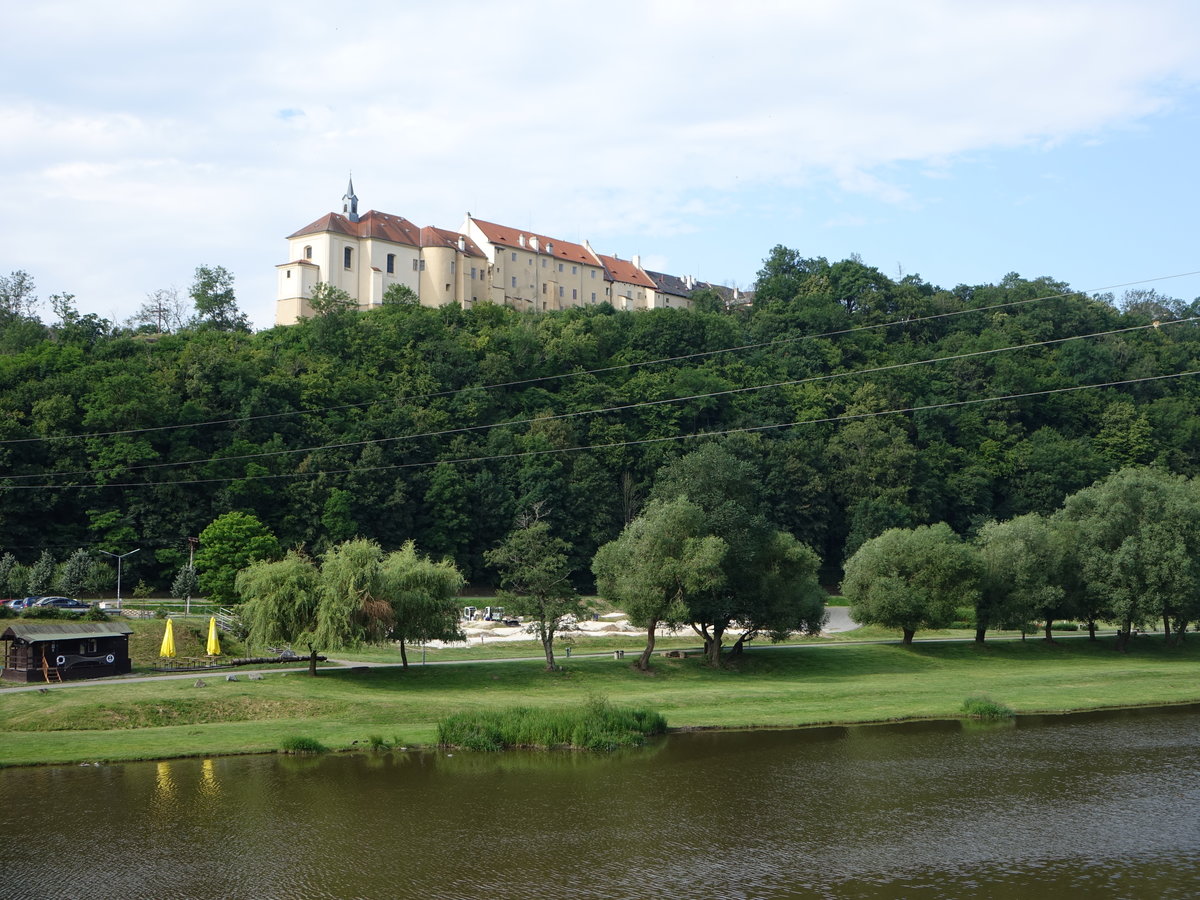 Nizbor /Miesenburg, Schloss und Hl. Kreuz Kirche ber dem Fluss Berounka, ehem. Festung aus dem 13. Jahrhundert, Umbau im 18. Jahrhundert zu einem Barockschlo (27.06.2020)