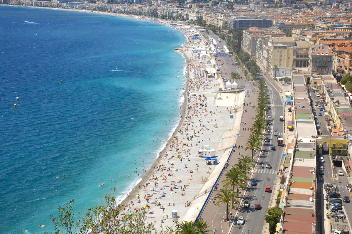 Nizza vom Mont Boron aus gesehen. Aufnahmedatum: 21. Juli 2015.