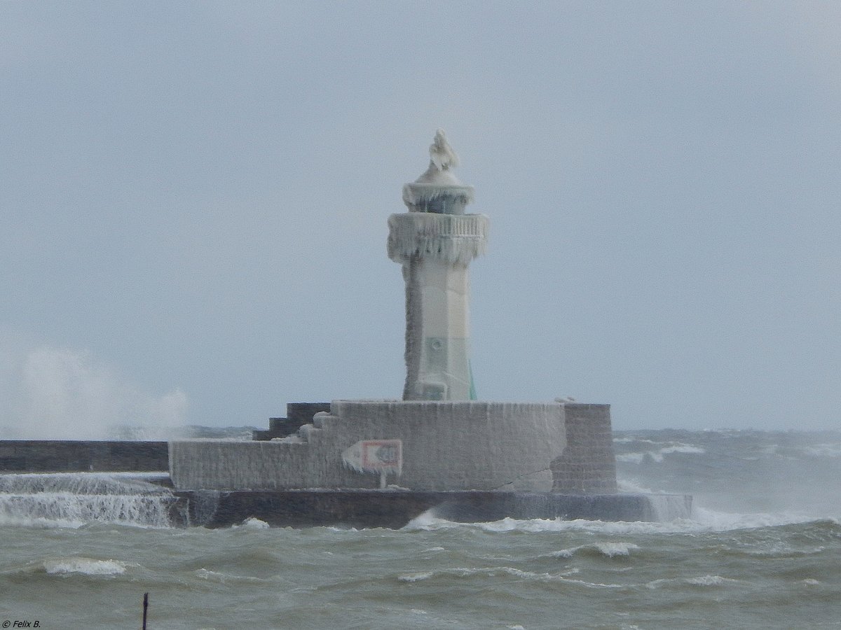 Noch immer vereist, ist der Sassnitzer Leuchtturm. Das Foto ist am sehr windigen 17.03.2018 gemacht. 