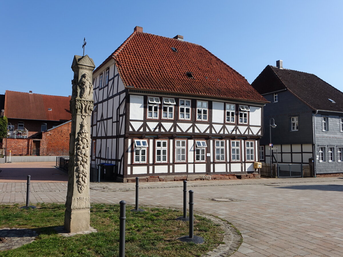 Nrten-Hardenberg, altes Pfarrhaus von 1648 und Denkmal am Stiftsplatz (28.09.2023)