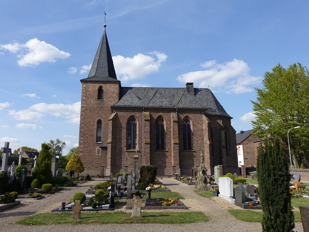 Nrvenich, St. Medardus Kirche, dreischiffige Backsteinbau mit vorspringendem Westturm, erbaut von 1658 bis 1664 (04.05.2016)
