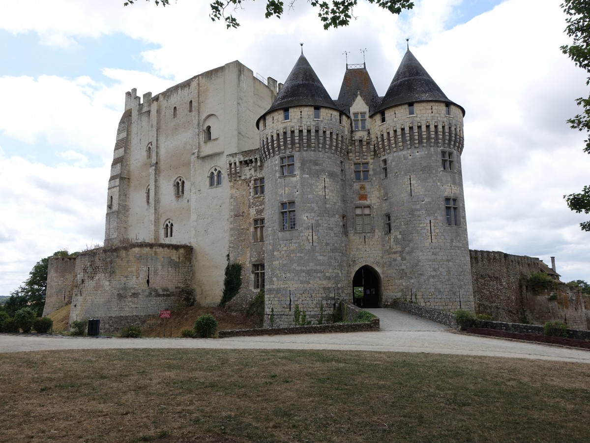 Nogent-le-Rotrou, Chateau Saint-Jean, Bergfried mit von Trmen flankiertem Festungswall, erbaut im 12. Jahrhundert, heute Musee du Perche (17.07.2015)