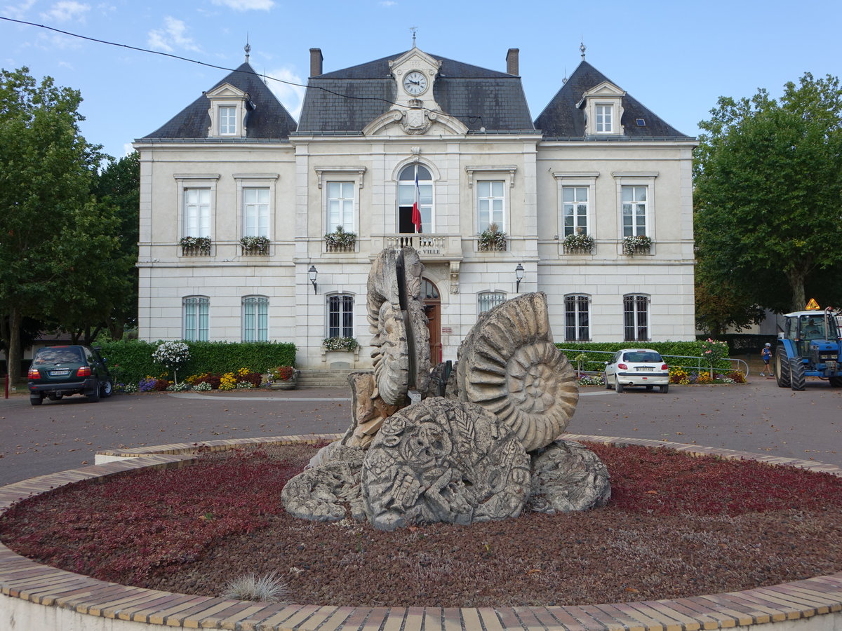 Nolay, historisches Rathaus am Place de Hotel de Ville, erbaut im 16. Jahrhundert (01.08.2018)