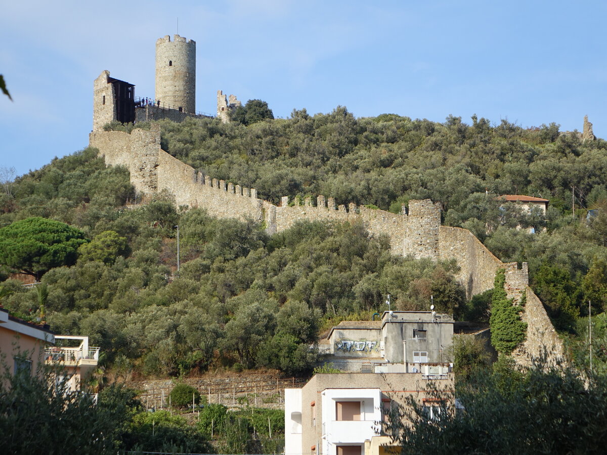 Noli, Castello auf dem Monte Ursino, erbut im 13. Jahrhundert (02.10.2021)