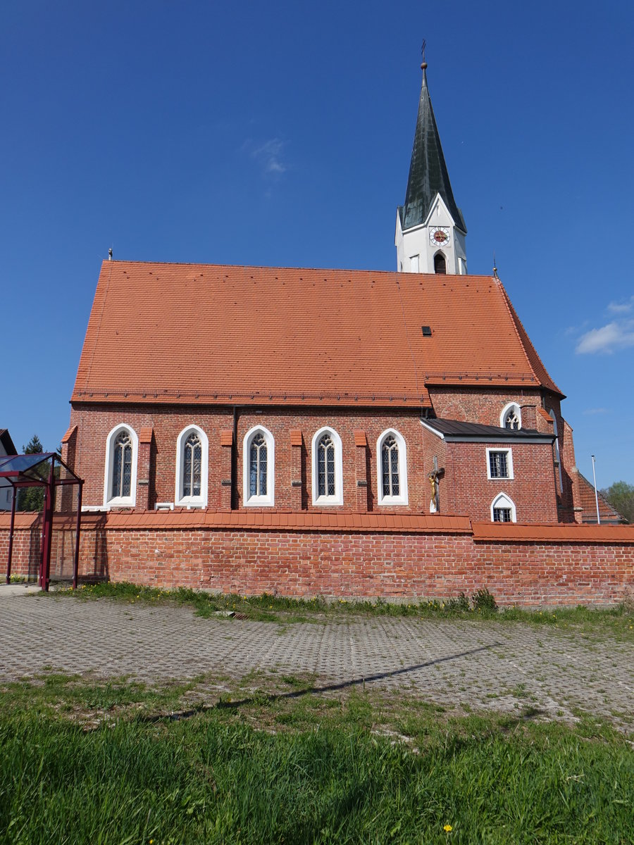 Noppling, Filialkirche St. Johannes der Tufer, einschiffiger sptgotischer Backsteinbau des spten 15. Jahrhunderts, Turmunterbau um 1300, Sakristeianbau von 1895, 1908 Kirche nach Westen verlngert (09.04.2017)