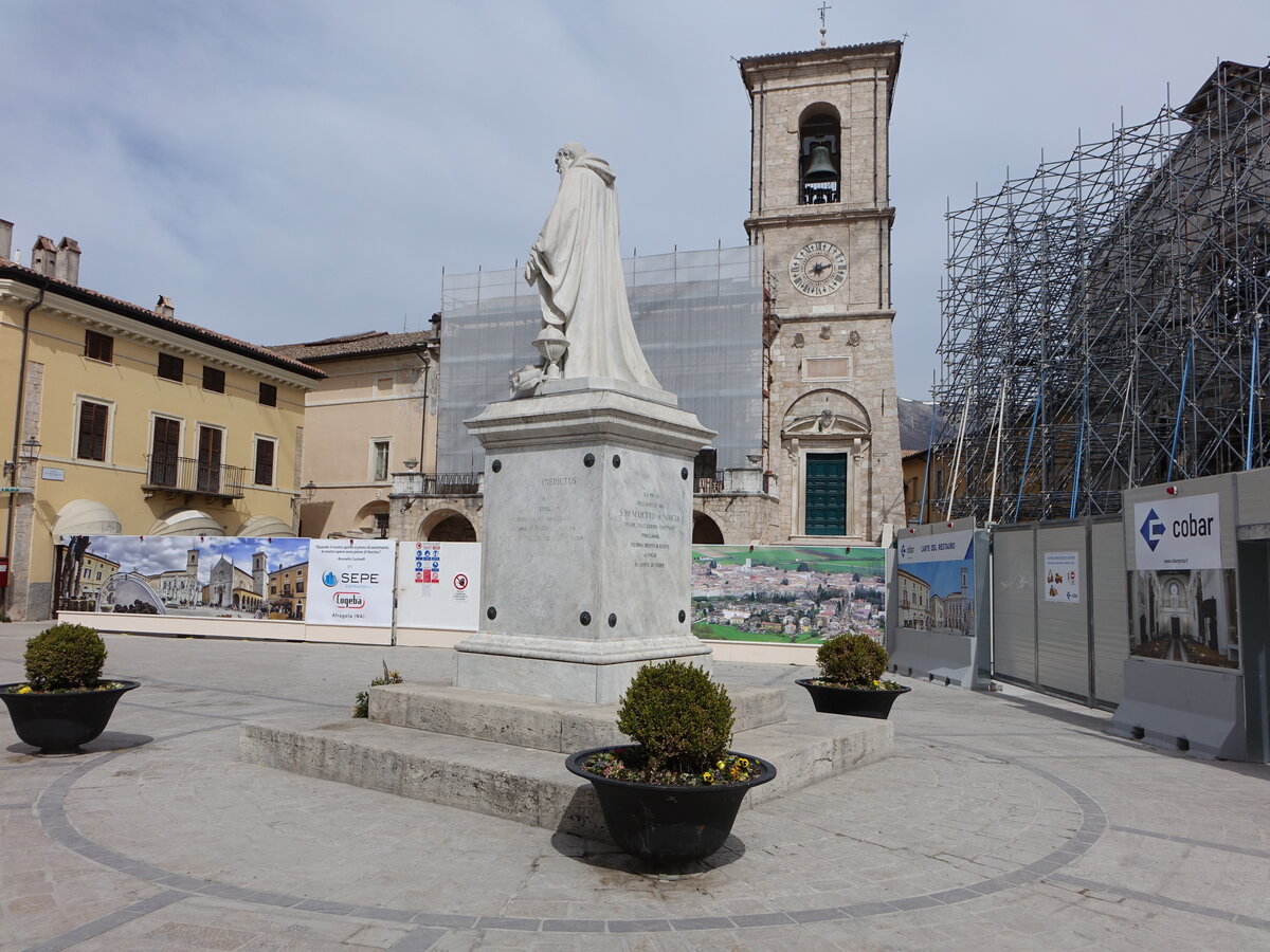 Norcia, Statue des St. Benedetto und Rathausturm (28.03.2022)