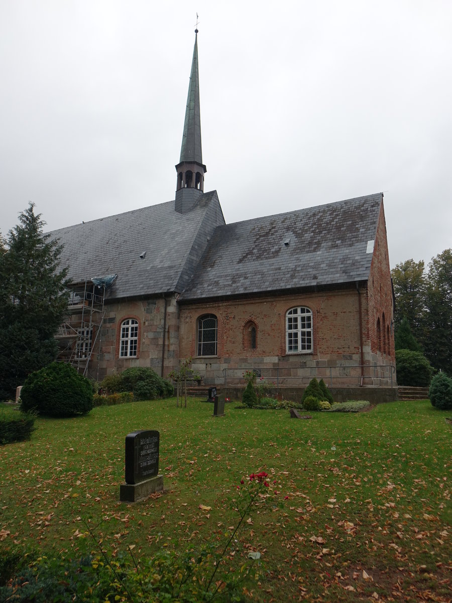 Norderbrarup, romanische evangelische St. Marien Kirche, erbaut um 1200, Dachreiter von 1625 (25.09.2020)