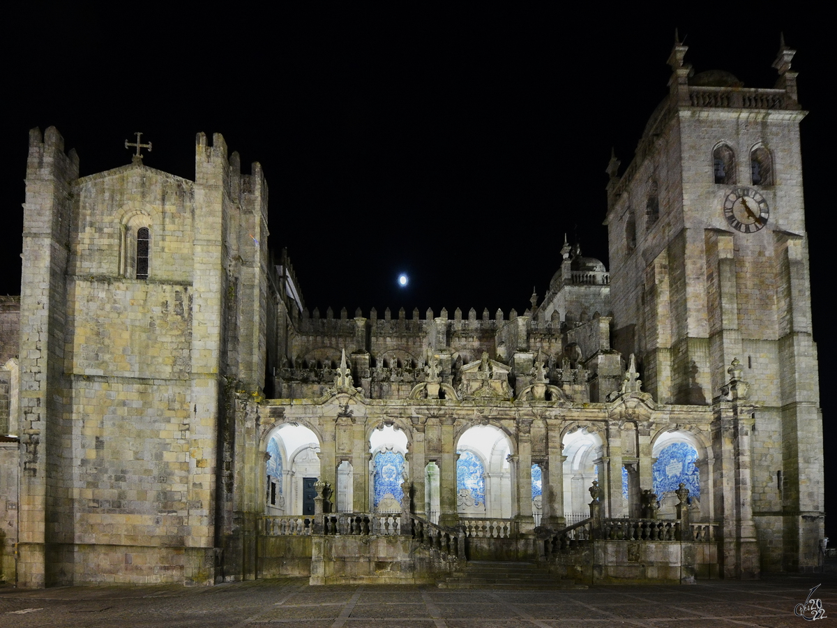 Nordfassade der Kathedrale von Porto (S do Porto) mit der im 18. Jahrhundert entstandenen Loggia. (Porto, Mai 2013)