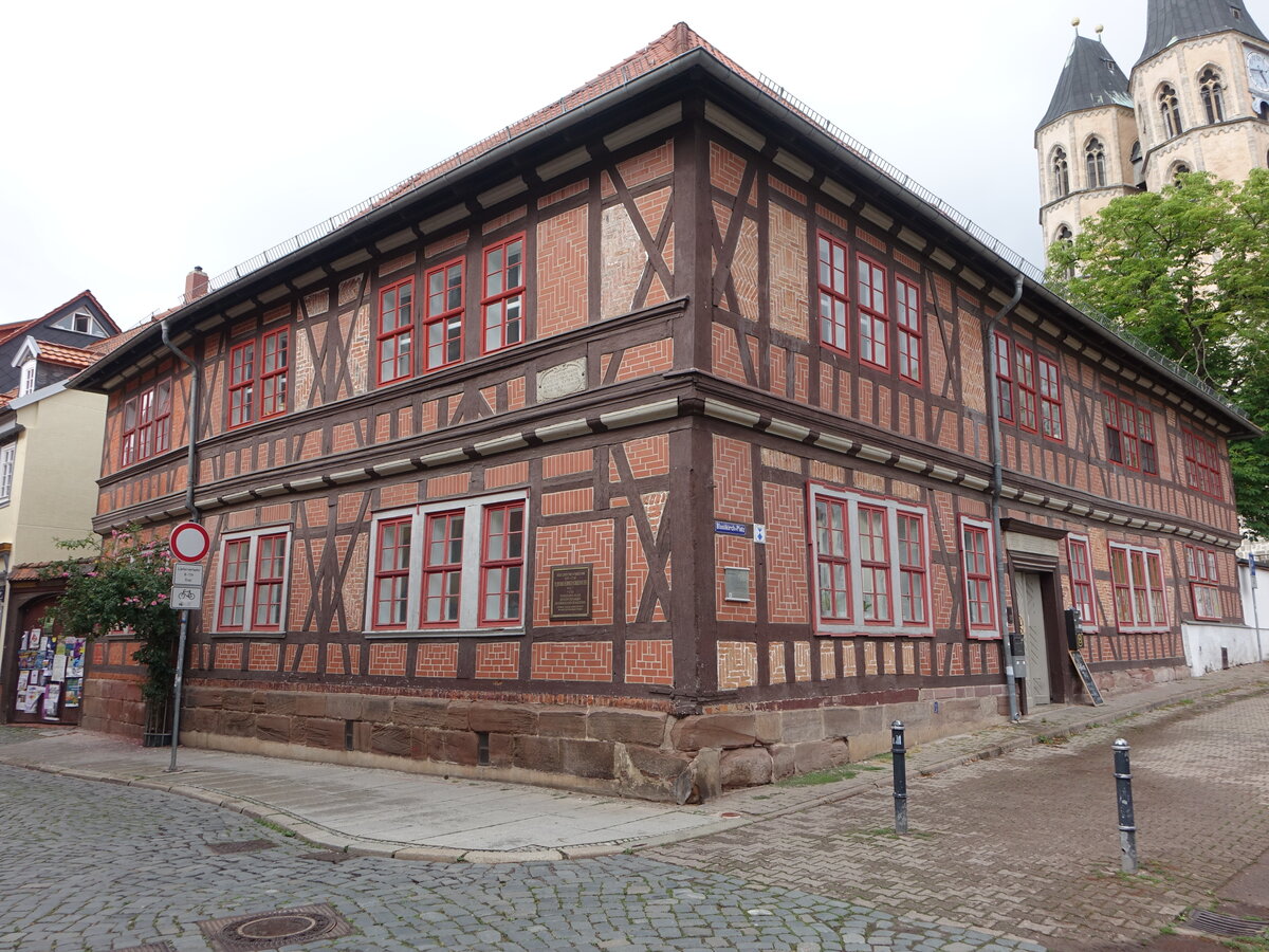 Nordhausen, evangelisches Pfarrhaus am Blasiikirchplatz, erbaut 1713 als zweigeschossiger Fachwerkbau (30.06.2023)