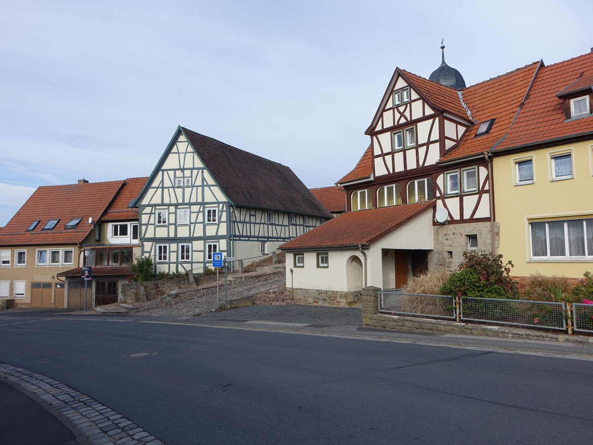 Nordheim von der Rhn, Fachwerkhuser in der von der Thann Strae (16.10.2018)