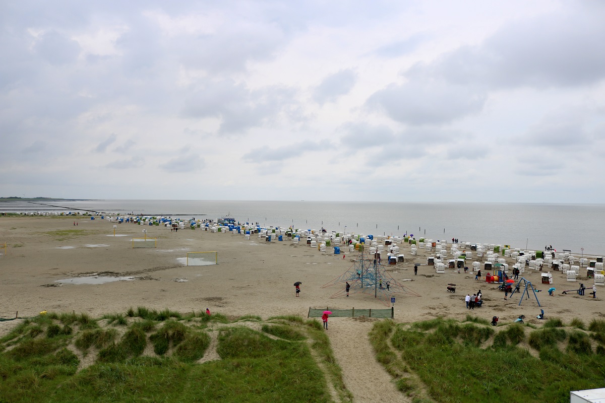 Nordseestrand in Norddeich, Blickrichtung Westen. Aufgenommen vom Aussichtsturm am Haus des Gastes. [24.7.2017 - 15:53 Uhr]