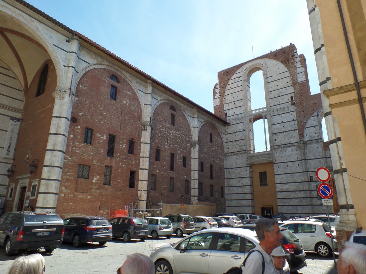 Nordseitenschiff und Fassade des sog. „Duomo Nuovo”, der 1339 begonnenen Vergrerung des Domes in Sienna , Foto am 20.5.2014
