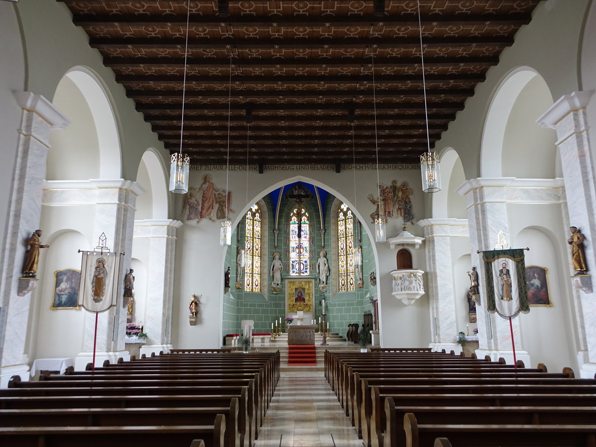 Nordstetten, Innenraum der Pfarrkirche St. Mauritius, Altar von Josef Walz (10.05.2018)