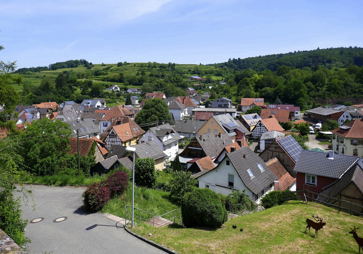 Nordweil, Blick von der hochgelegenen Kirche St.Barbara auf den Ort, Juni 2019