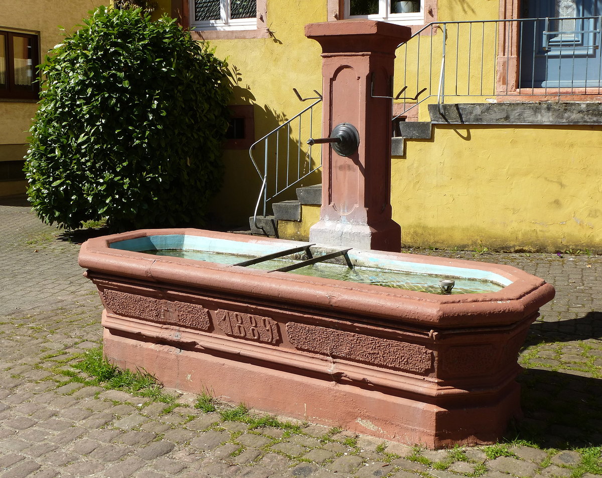 Nordweil, der Brunnen von 1889 steht vor dem ehemaligen Gasthaus  Krone , Juni 2017