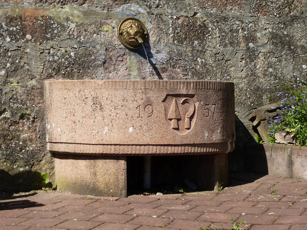 Nordweil, der Brunnen von 1957, unterhalb der Kirche Hl.Barbara, Juni 2017