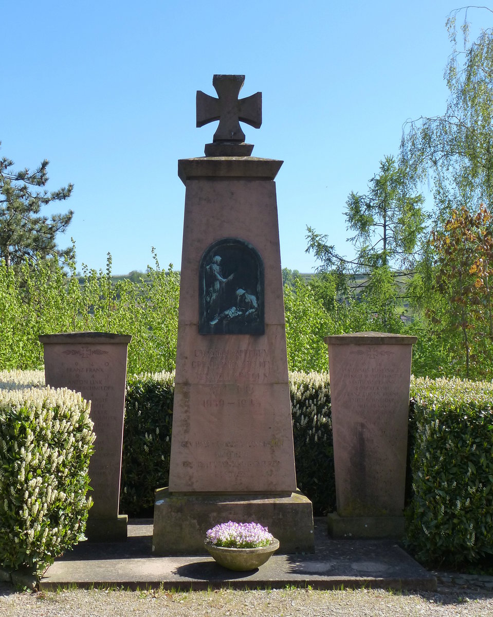 Nordweil, das Denkmal fr die Kriegsgefallenen, unmittelbar neben der Kirche zur Hl.Barbara, Juni 2017