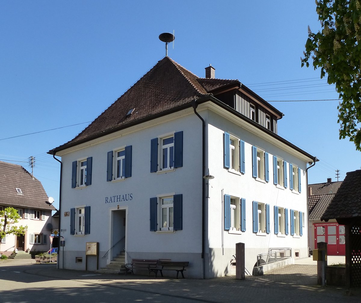 Nordweil, das Rathaus der ca. 800 Einwohner zhlenden Gemeinde in der Vorbergzone des Schwarzwaldes, 1971 zu Kenzingen eingemeindet, Juni 2017