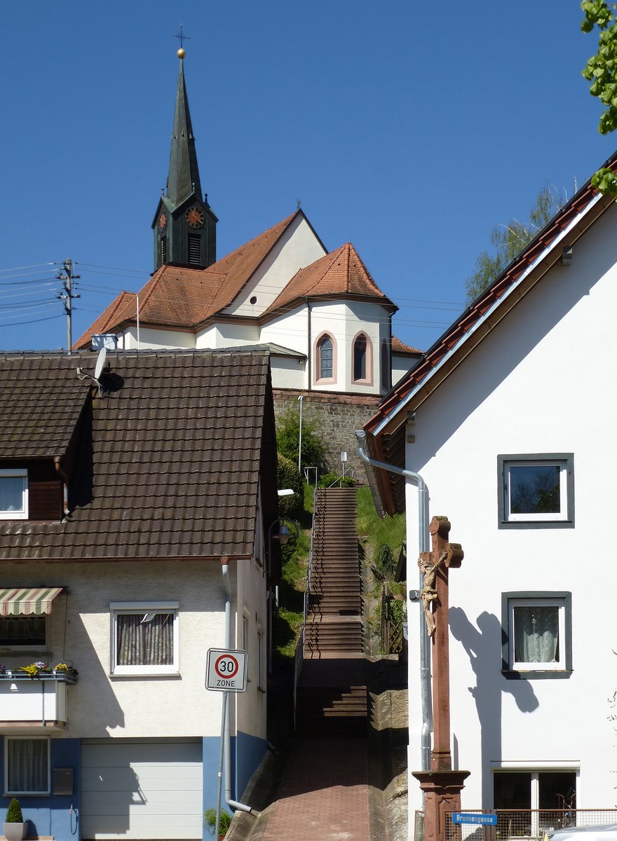 Nordweil, steiler Aufstieg vom Ortszentrum zur Kirche Hl.Barbara, Juni 2017