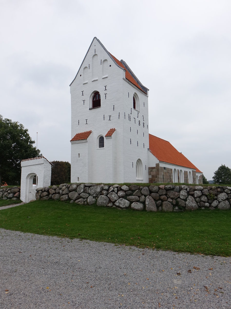 Norholm, romanische evangelische Kirche aus Granitquadern, Turm und Waffenhaus aus dem spten Mittelalter (22.09.2020)