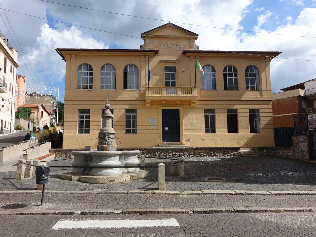 Norma, Schule und Brunnen an der Via del Corso (20.09.2022)