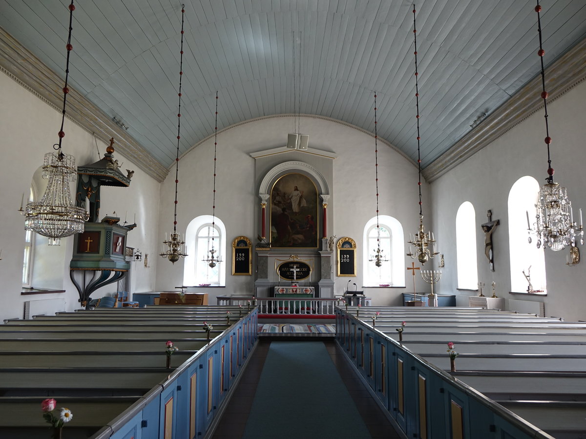 Norra Mckleby, Ev. Kirche, Altar von 1886 mit Bild von Bengt Nordenberg, Kanzel aus dem Jahr 1825 von Peter Isberg, Taufstein aus der alten Kirche 12. Jahrhundert (13.06.2016) 