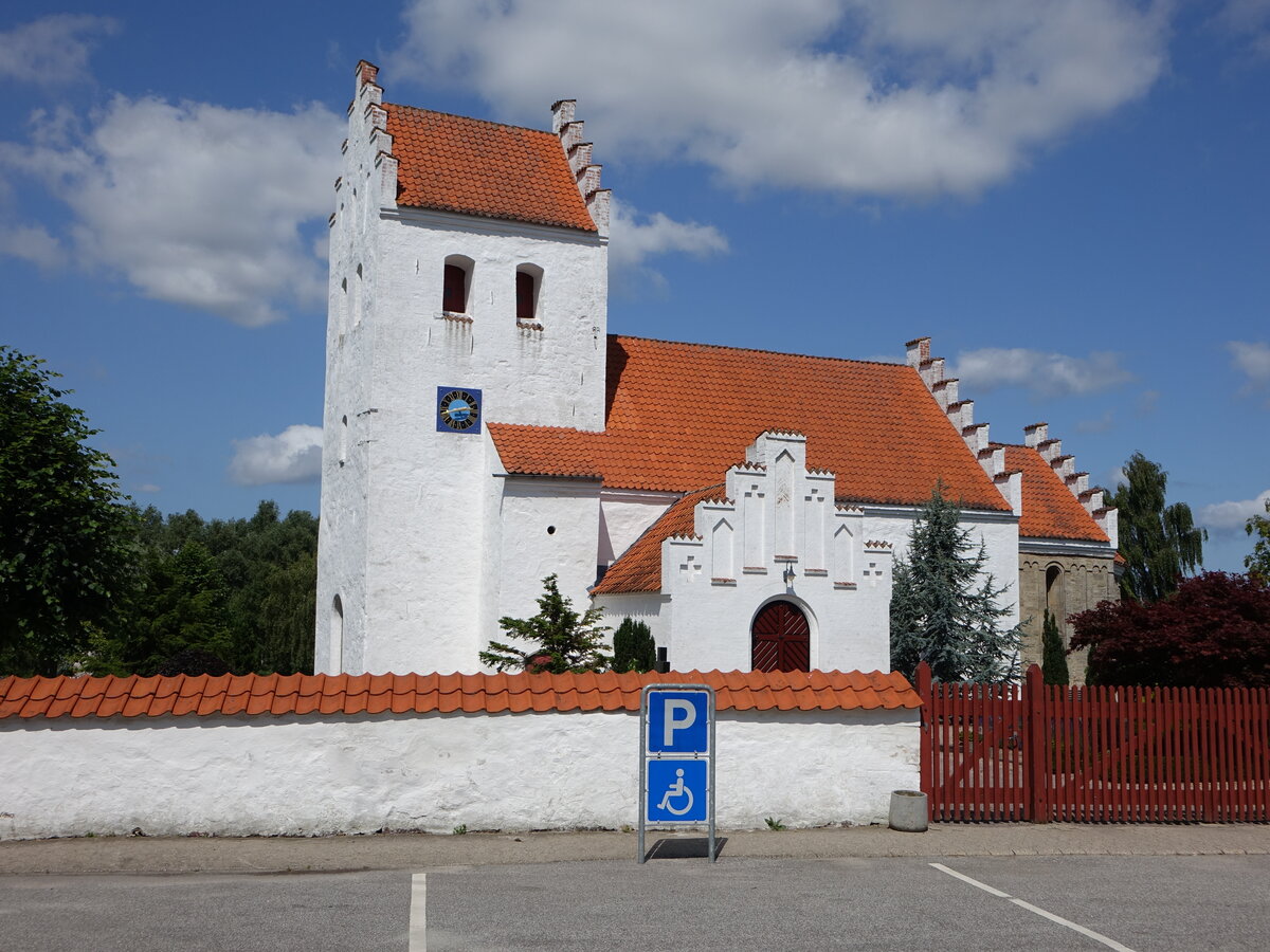 Norre Jernlose, romanische evangelische Dorfkirche, erbaut im 12. Jahrhundert (17.07.2021)