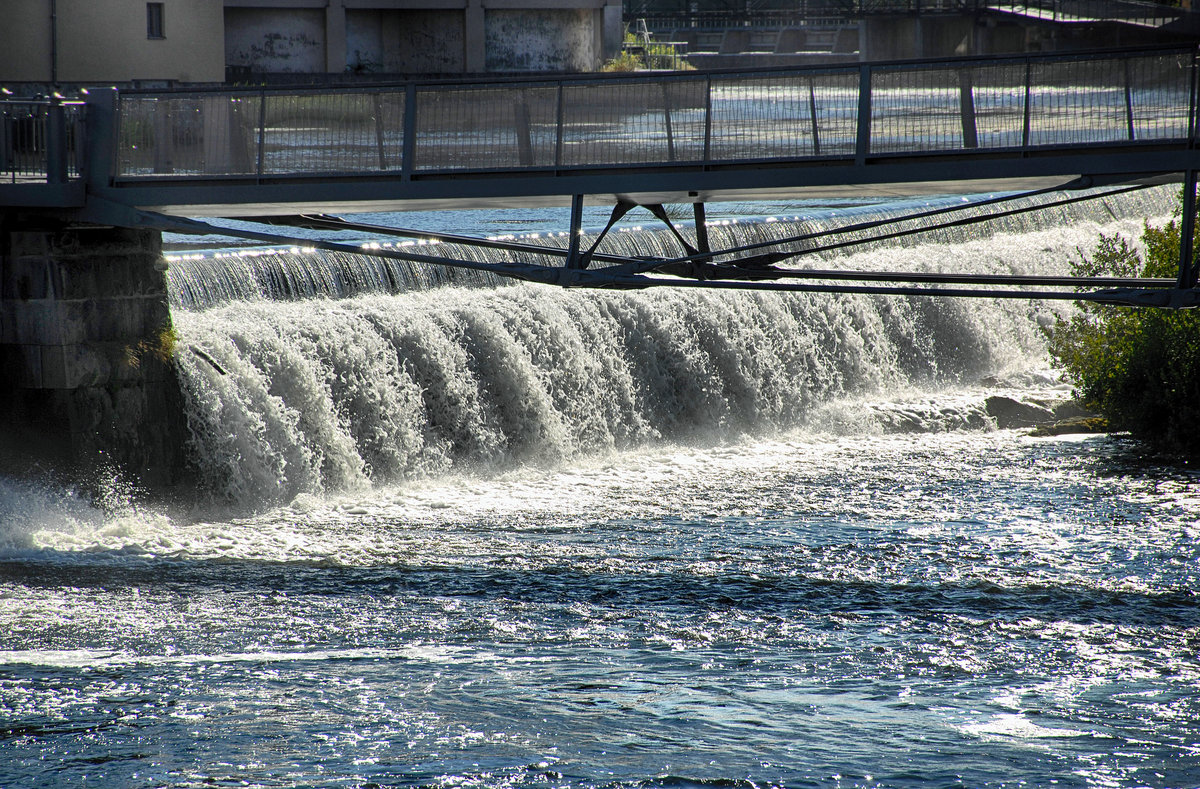 Norrkping liegt an der Ostseekste, unweit der Bucht Brviken. Die Stadt wird vom Motala strm, dem wasserreichen Abfluss des Vttern, durchflossen, der hier nur Strmmen genannt wird. In der Stadt selbst bildet der Fluss, ber den mehrere Brcken fhren, bedeutende Wasserflle und Stromschnellen, da er im Stadtgebiet einen Hhenunterschied von 22 Metern bewltigt. 
Aufnahme: 22. Juli 2017.