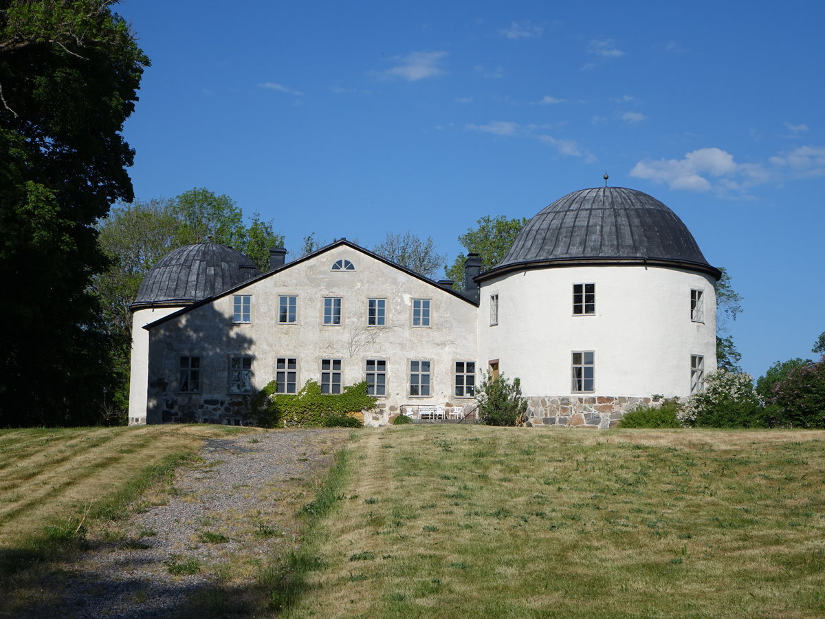 Norrtlje, Schloss Penningby, auf die 2 unteren mittelalterlichen Geschosse aus dem 15. Jahrhundert wurden im 16. Jahrhundert 2 Geschosse aus Backstein gesetzt. Die wuchtigen Trme wurden vor 1550 erbaut (03.06.2018)