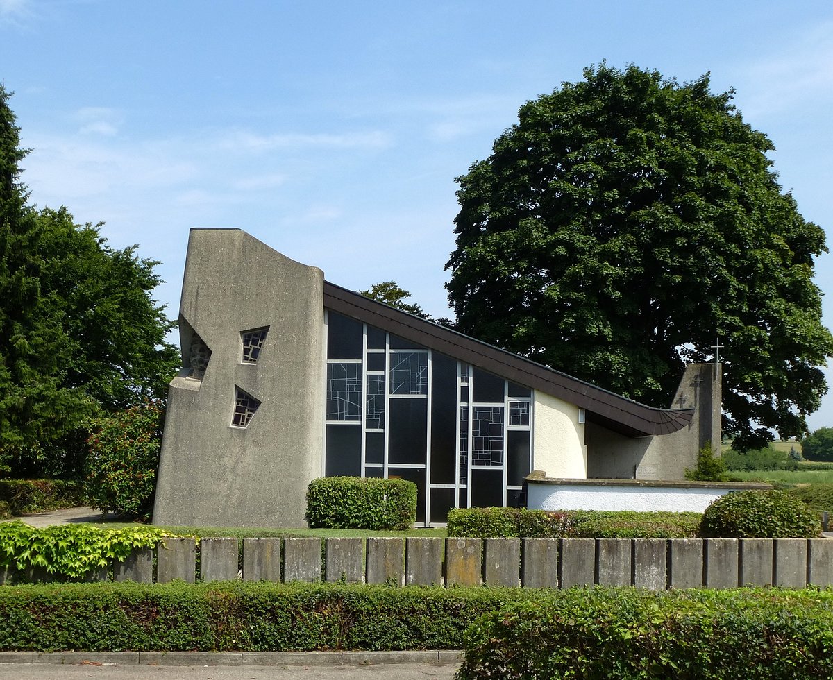 Norsingen, die Einsegnungshalle auf dem Friedhof, Aug.2017