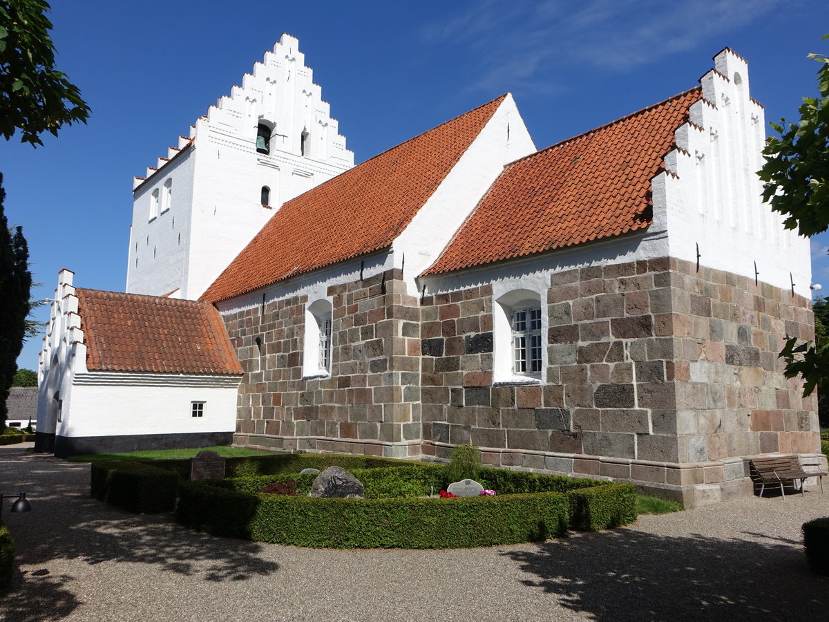 Norup, Ev. Kirche, erbaut im 11. Jahrhundert, romanische Granitsteinkirche mit Westturm (06.06.2018)